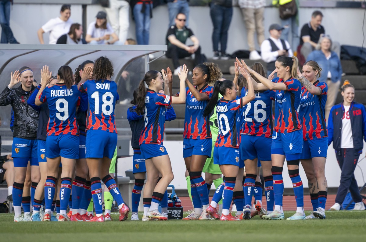 Basels Spielerinnen klatschen ab vor dem Fussball Spiel der Women