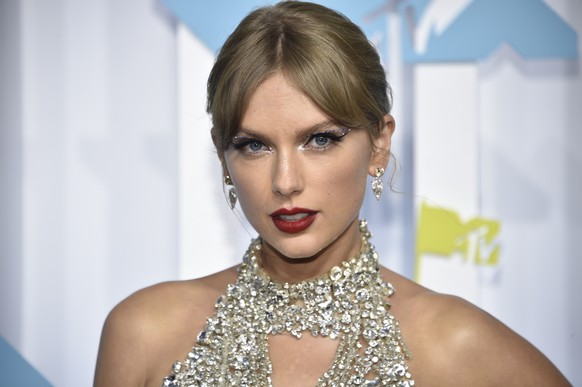 Taylor Swift arrives at the MTV Video Music Awards at the Prudential Center on Sunday, Aug. 28, 2022, in Newark, N.J. (Photo by Evan Agostini/Invision/AP)
Taylor Swift