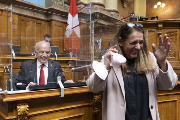 Jacqueline Badran, SP-ZH, vorne, und Bundesrat Ueli Maurer lachen nach einer Diskussion waehrend der Debatte um das Kollektivanlagengesetz, waehrend der Wintersession der Eidgenoessischen Raete, am Do ...