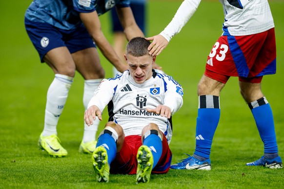 Hamburg, 23. November 2024 - Fu�ball, 2. Bundesliga 2024/25, Hamburger SV - FC Schalke 04: Miro Muheim Hamburger SV, 28 DFL REGULATIONS PROHIBIT ANY USE OF PHOTOGRAPHS AS IMAGE SEQUENCES AND/OR QUASI- ...