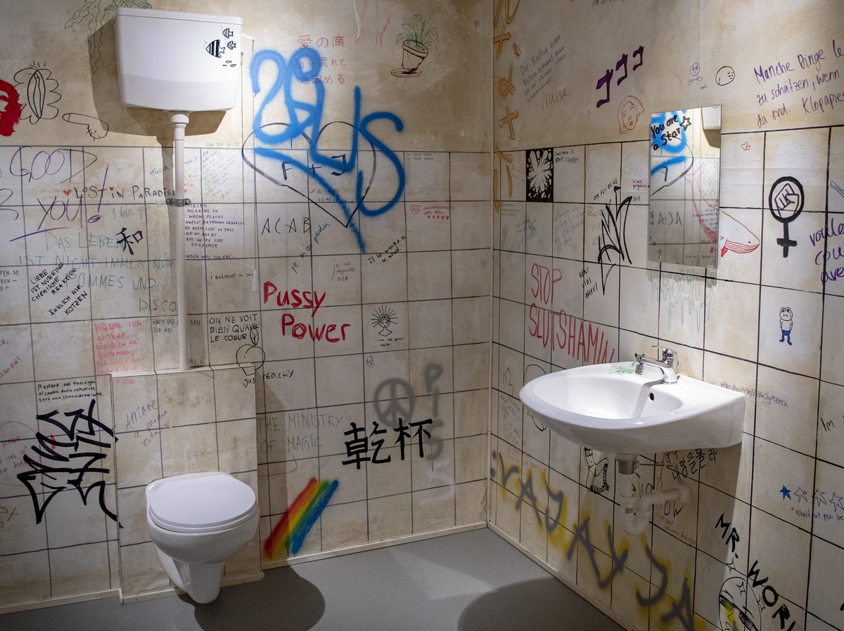Eine nachgestellte Installation einer Damen Toilette mit Graffiti und sonstigen Spruechen in der neusten Sonderausstellung "Made in Witzerland" des Forum Schweizer Geschichte anlaesslich ein ...