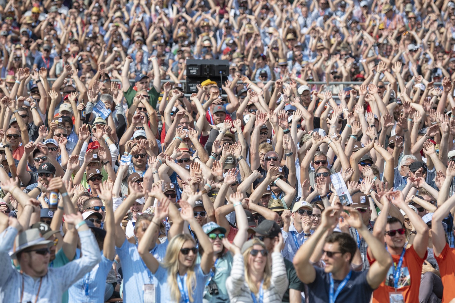 Schwingerfans machen Stimmung im 2. Gang am Eidgenoessischen Schwing- und Aelplerfest (ESAF) in Zug, am Samstag, 24. August 2019. (KEYSTONE/Urs Flueeler)