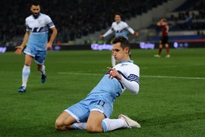 Kein Salto, aber trotzdem happy: Miroslav Klose erzielt die Führung für Lazio Rom gegen die AC Milan.