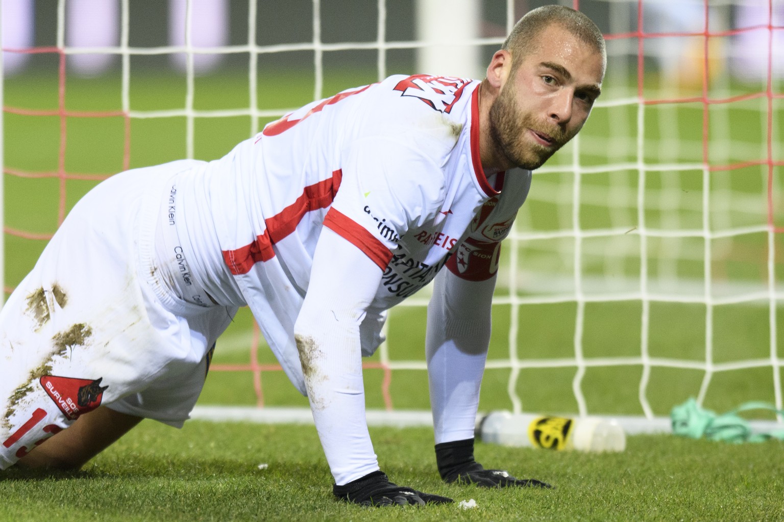 Le joueur valaisan Pajtim Kasami montre sa deception apres avoir manque un action lors de la rencontre de football de Super League entre le FC Sion et FC Thun ce samedi 9 decembre 2017 au stade de Tou ...