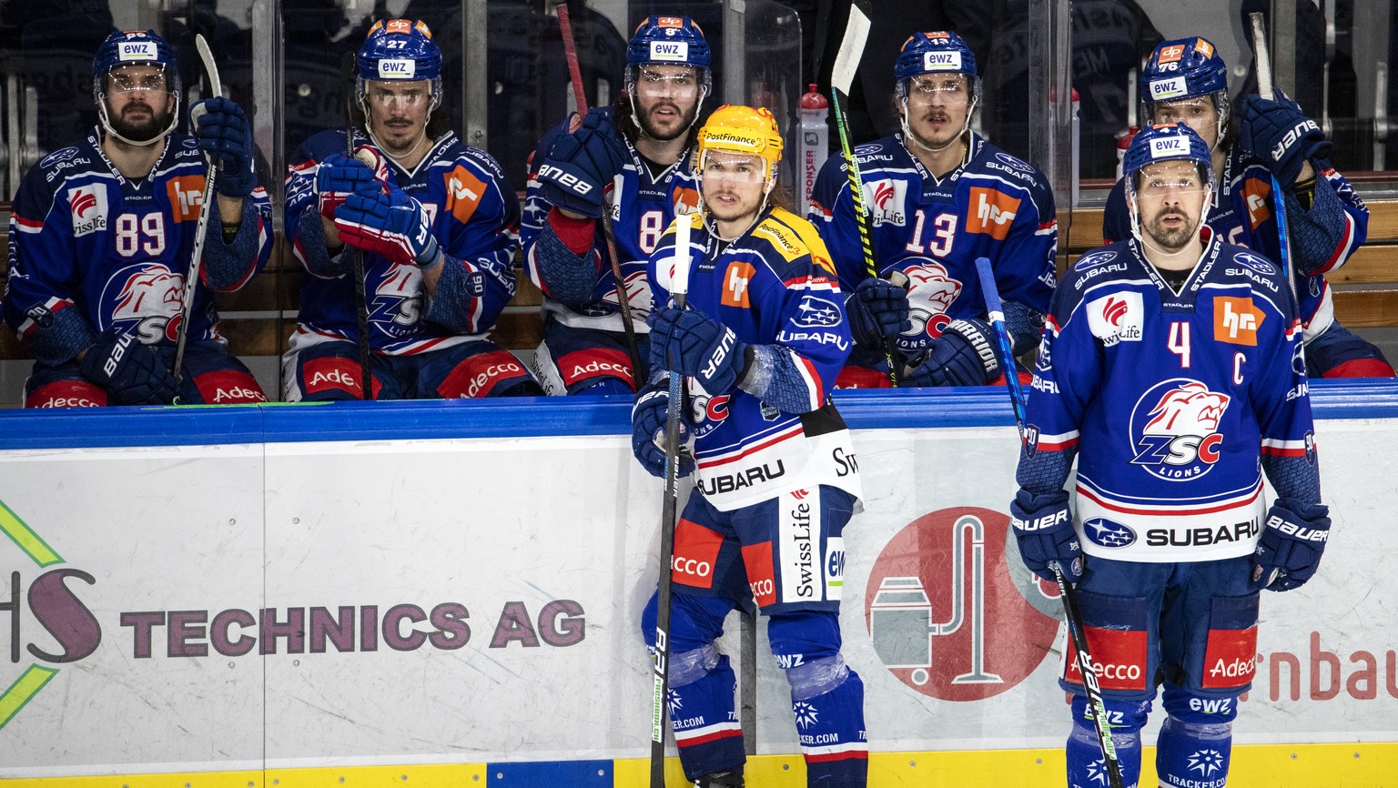 Zuerichs Dominik Diem, Zuerichs Roman Wick, Zuerichs Willy Riedi, Zuerichs PostFinance Top Scorer Sven Andrighetto, Zuerichs Justin Sigrist, Zuerichs Patrick Geering und Zuerichs Noah Meier, von links ...