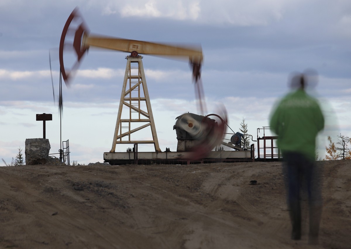 FILE - Sept. 10, 2011 file photo photo showing an oil rig near the town of Usinsk, 1500 kilometers (930 miles) northeast of Moscow. The European Union's executive commission has proposed phasing  ...