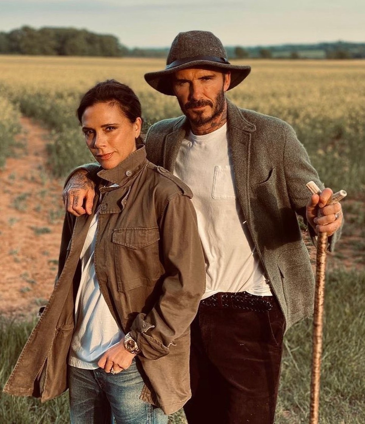 Victoria et David Beckham fêtent leur 25 ans de mariage dans leurs tenues violettes.