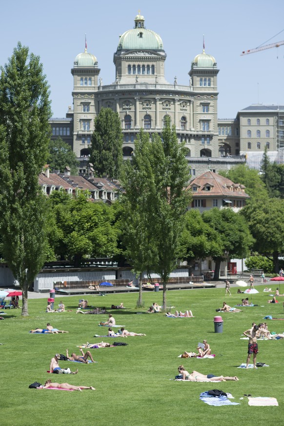 Bundeshaus mit Terrasse und dem Strandbad Marzili.