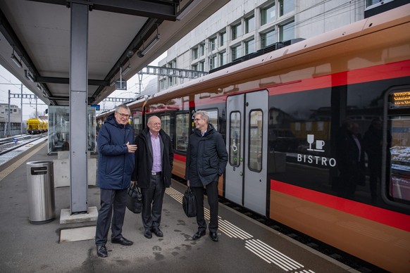 Der Urner Regierungsrat Urban Camenzind, CEO der SBB Vincent Ducrot und der Leiter Infrastuktur des SBB Peter Kummer, von links, anlaesslich der Eroeffnung des neuen Urner Kantonsbahnhof Altdorf vom S ...