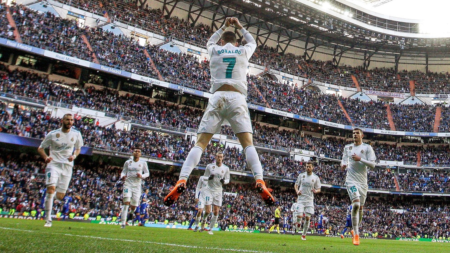 ARCHIVBILD ZUM WECHSEL VON CRISTIANO RONALDO ZU JUVENTUS TURIN --- epa06561248 Real Madrid&#039;s Portuguese striker Cristiano Ronaldo (C) celebrates after scoring the 1-0 lead during the Spanish Prim ...