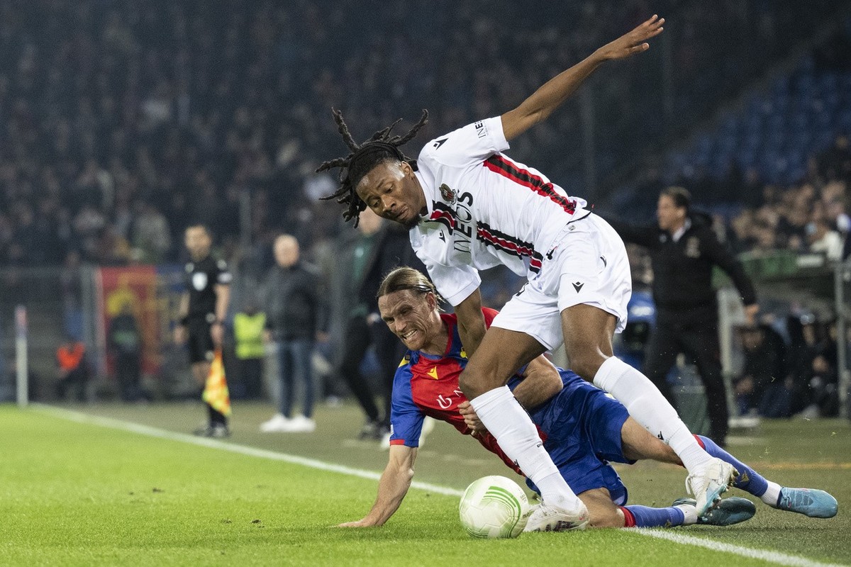 Basel's Michael Lang, left, fights for the ball against Nice's Khephren Thuram, right, during the UEFA Conference League soccer match between Switzerland's FC Basel 1893 and OGC Nice of ...