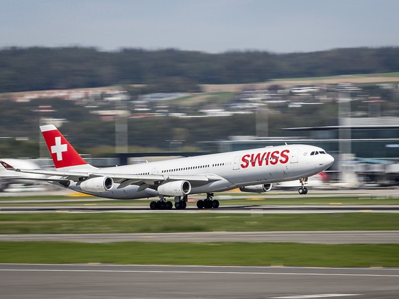 In Zürich ist eine erste Lieferung von Schutzausrüstung aus China mit einem Airbus der Swiss eingetroffen. (Symbolbild)