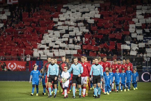 The teams enter the pitchahead of the UEFA Euro 2020 qualifying Group D soccer match between Switzerland and Denmark, at the St. Jakob-Park stadium in Basel, Switzerland, Tuesday, March 26, 2019. (KEY ...