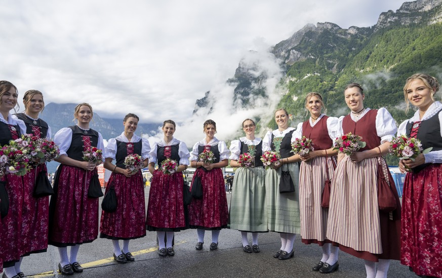 Die Ehrendamen posieren vor der Eroeffnung des Festgelaendes anlaesslich des Eidgenoessischen Schwing- und Aelplerfest 2025 Glarnerland+, am Freitag, 29. August 2025, in Mollis. (KEYSTONE/Urs Flueeler ...