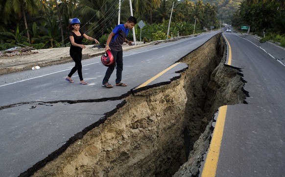 JAHRESRUECKBLICK 2016 - INTERNATIONAL - A man looks at a rift on a highway created by a 7.8-magnitude earthquake, in Chacras, Ecuador, Tuesday, April 19, 2016. The strongest earthquake to hit Ecuador ...
