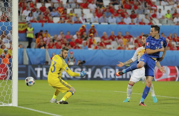 Croatia&#039;s Nikola Kalinic, right, scores his sides first goal past Spain goalkeeper David De Gea, left, during the Euro 2016 Group D soccer match between Croatia and Spain at the Nouveau Stade in ...