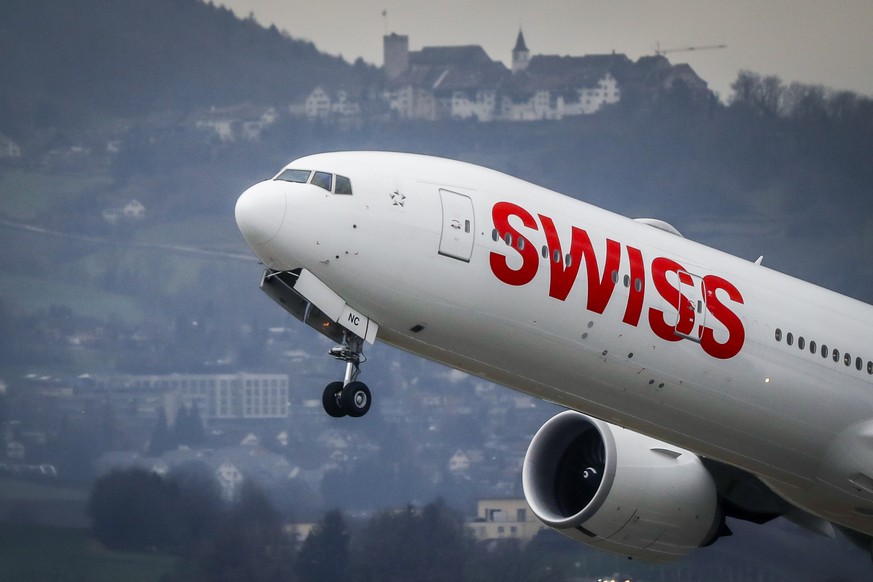 ZUM PASSAGIERREKORD DER FLUGGESELLSCHAFT SWISS IM JAHR 2017 STELLEN WIR IHNEN AM MITTWOCH, 10. JANUAR, FOLGENDES BILDMATERIAL ZUR VERFUEGUNG - Eine Boeing 777-300 von Swiss Airlines startet auf der Pi ...