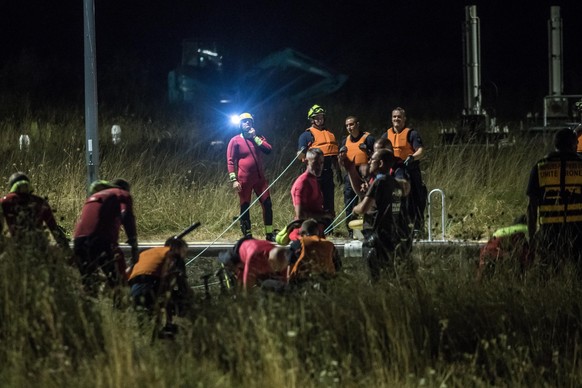 epa10113287 A team of rescuers prepared an operation to move a lost Beluga whale locked in the Seine river in Saint Pierre la Garenne, Normandy Region, France, 09 August 2022. The strayed whale was fi ...