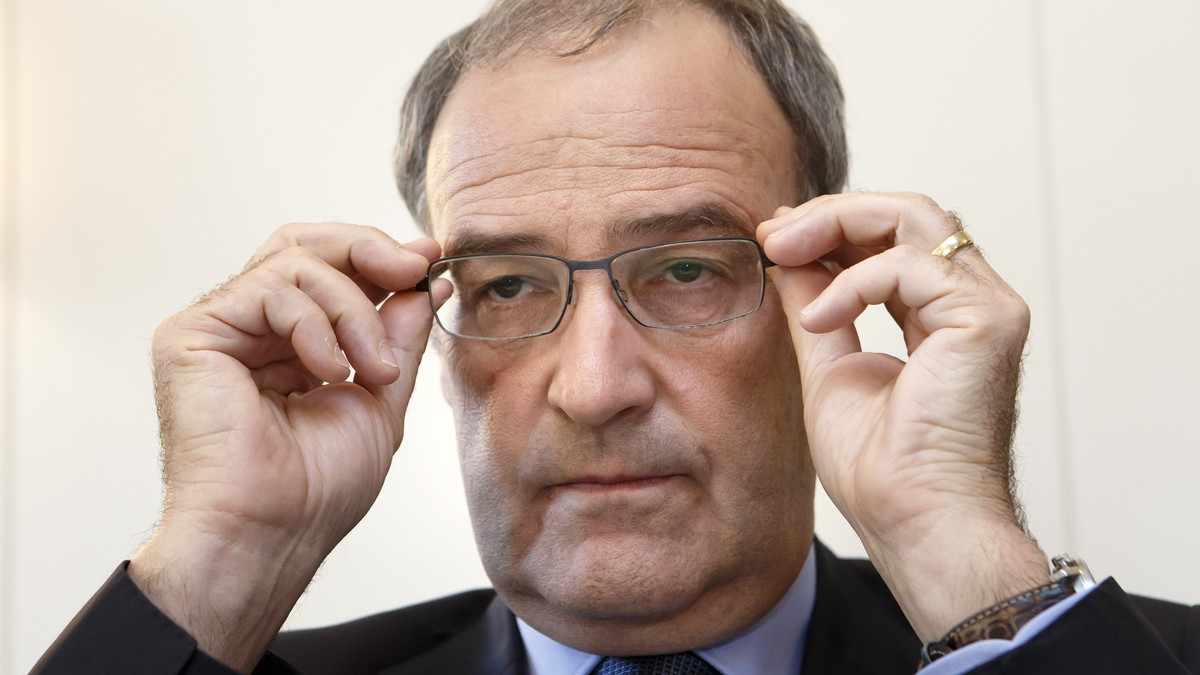 Le conseil national UDC Guy Parmelin attend le debut de la conference de presse pour presenter officiellement sa candidature a la candidature au conseiller federal, ce vendredi 30 octobre 2015 a Montr ...