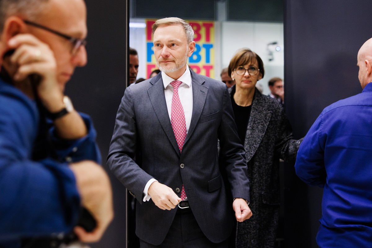 epa11706399 Dismissed German Finance Minister Christian Lindner (C-L) and outgoing German Minister for Education and Research Bettina Stark-Watzinger (C-R) leave a faction meeting in Berlin, Germany,  ...