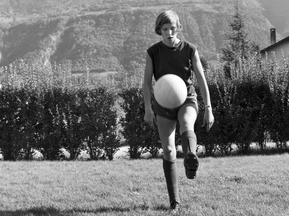 Das Bild der 12-jährigen Madeleine Boll, die als erste Fussballspielerin einen Spielerpass erhielt, ging 1965 um die Welt.