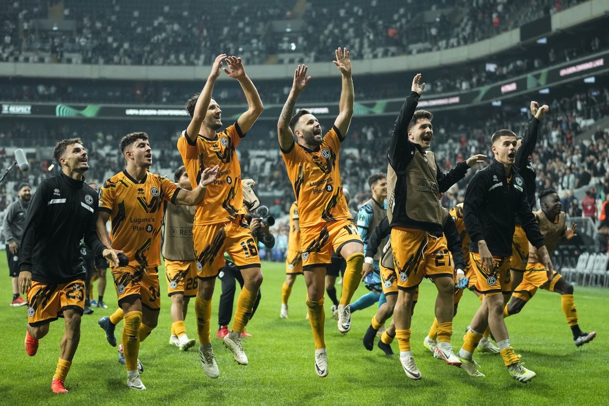 Lugano players celebrate at the end of the Europa Conference League, group D soccer match between Besiktas and Lugano, in Istanbul, Turkey, Thursday Oct. 5, 2023. (KEYSTONE/AP Photo/Francisco Seco)