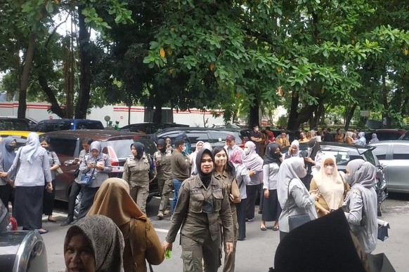 Menschen in Makassar verlassen die Gebäude und bringen sich in Sicherheit.