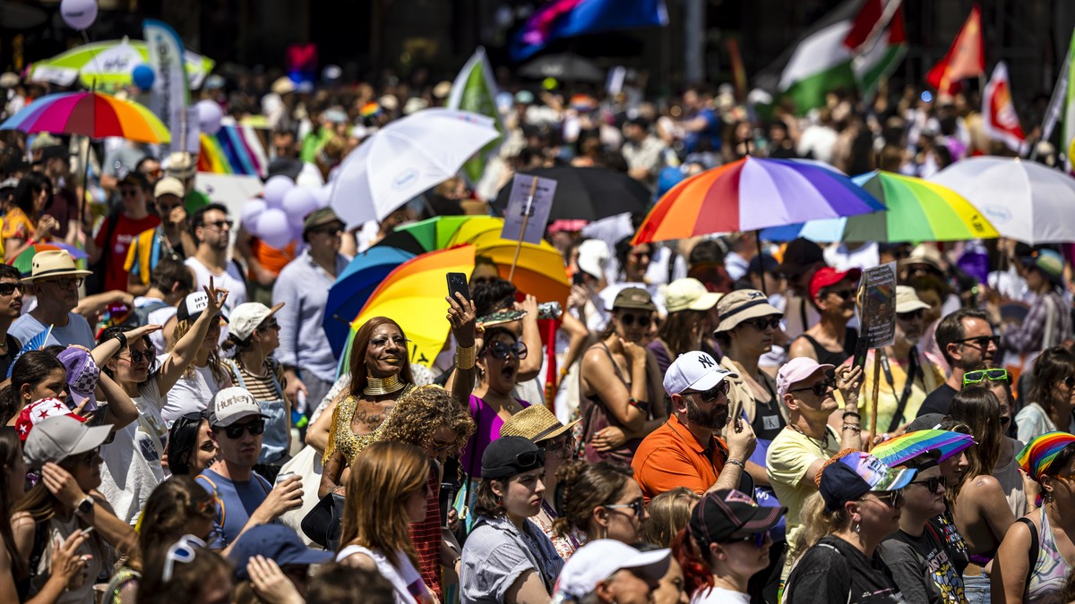 Tausende-demonstrieren-farbenfroh-an-der-Pride-in-Z-rich