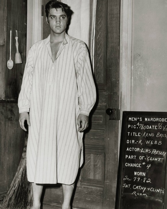 Studio Publicity Still: Elvis Presley Love Me Tender Wardrobe test 1956 20th Century Fox Hollywood CA USA PUBLICATIONxINxGERxSUIxAUTxONLY Copyright: xThexLegacyxCollectionx 31780_385

Studio Publici ...