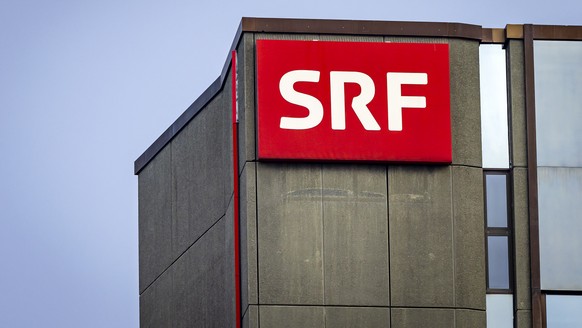 Das Logo des Schweizer Radios und Fernsehens SRF beim Fernsehstudio Leutschenbach, aufgenommen am Mittwoch, 5. Februar 2025 in Zuerich. (KEYSTONE/Michael Buholzer)