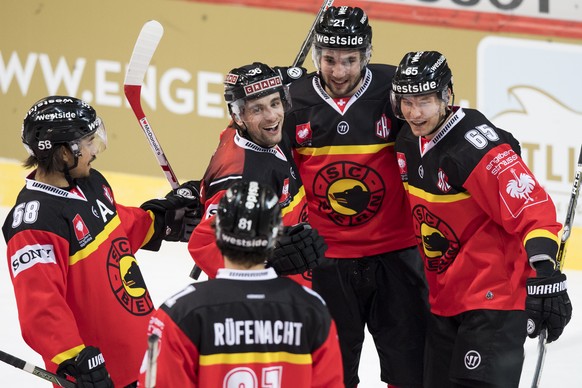 Bern&#039;s Eric Blum, Thomas Ruefenacht, Mark Arcobello, Simon Moser, and Ramon Untersander, from left, celebrate the 1:1 goal, during the Champions Hockey League quarter final ice hockey match betwe ...