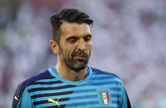 Football Soccer - Germany v Italy - EURO 2016 - Quarter Final - Stade de Bordeaux, Bordeaux, France - 2/7/16
Italy&#039;s Gianluigi Buffon warms up before the match
REUTERS/Christian Hartmann
Livep ...