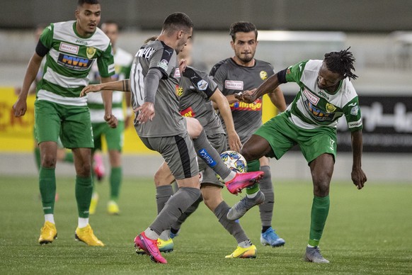 Asumah Akubakar, rechts, von Kriens im Spiel gegen Gjelbrim Taipi, mitte, von Schaffhausen beim Challenge League Meisterschaftsspiel zwischen dem SC Kriens und dem FC Schaffhausen vom Samstag, 20. Jun ...