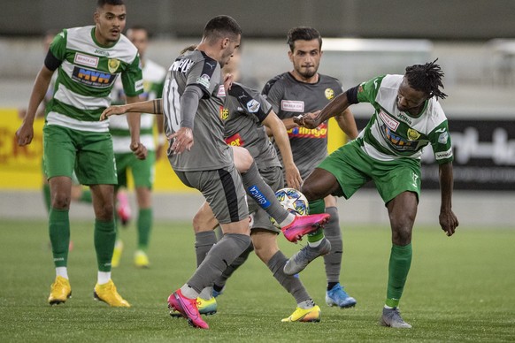 Asumah Akubakar, rechts, von Kriens im Spiel gegen Gjelbrim Taipi, mitte, von Schaffhausen beim Challenge League Meisterschaftsspiel zwischen dem SC Kriens und dem FC Schaffhausen vom Samstag, 20. Jun ...