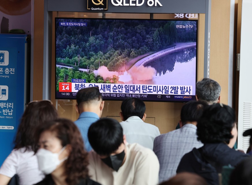 epa10217063 A news report on North Korea&#039;s launch of two short-range ballistic missiles is aired on a television at Seoul Station, South Korea, 01 October 2022. South Korea&#039;s military said t ...