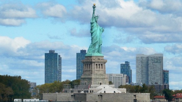 Reisen-New York City, Fotoeindruecke aus New York von einer 12 Taegigen Reise durch USA und Canada. Freiheitsstatue, Kolossalstatue, State of Liberty, Kunst, oeffentlichen Raum, Liberty Island, Hafen  ...