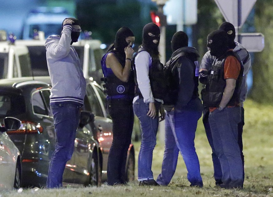 French policemen take part in a police raid in Boussy-Saint-Antoine near Paris, France, September 8, 2016. French police investigating the abandonment of a car packed with gas cylinders near Paris&#03 ...