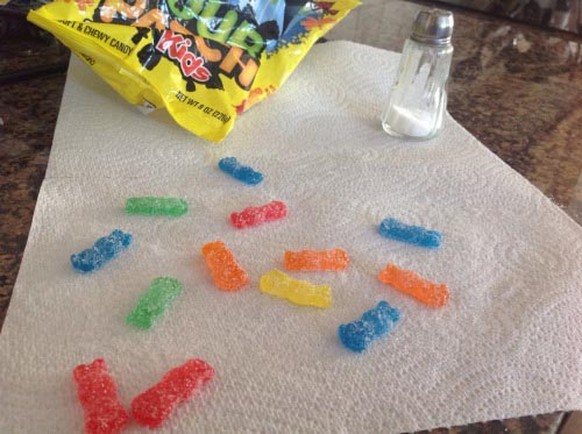 Ungezuckerte Fruchtgummis kaufen, etwas anfeuchten und dann grosszügig mit Salz bestreuen.