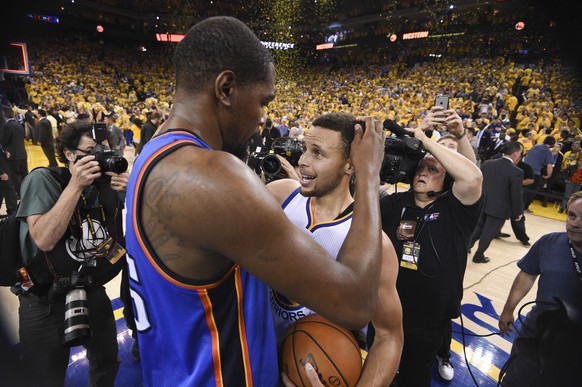 Superstars unter sich: Kevin Durant gratuliert Stephen Curry