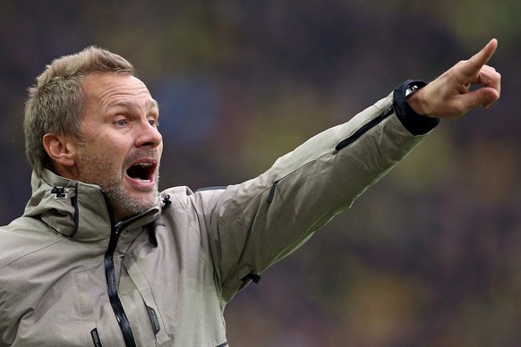 epa04772855 FILE - A file picture dated 09 February 2013 shows the then Hamburg coach Thorsten Fink during a German Bundesliga soccer match between Borussia Dortmund and SV Hamburg, in Dortmund, Germa ...