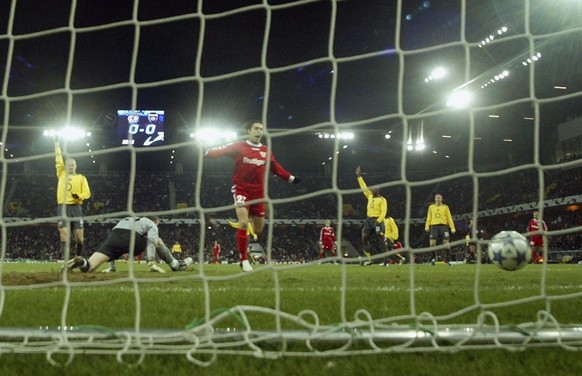 FC Thun&#039;s Nelson Ferreira, center, celebrates what he thinks is a goal, next to Arsenal&#039;s goalie Manuel Almunia, during their UEFA Champions League Group B second leg soccer match in the Wan ...