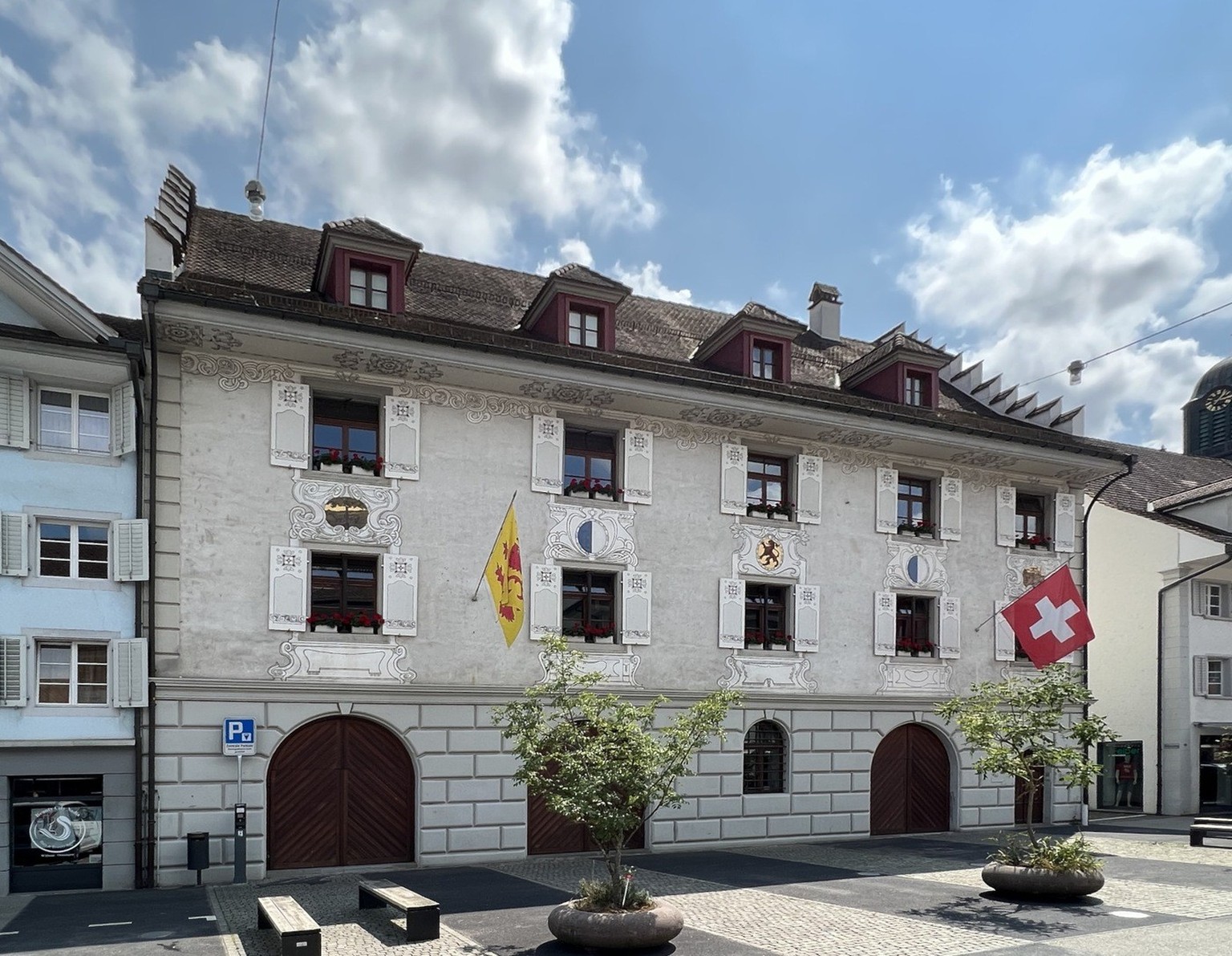Das ehemalige Kaufhaus von Willisau. Die Bezeichnung Rathaus wird vermehrt seit 1912 verwendet. Damals erfolgt im ersten Obergeschoss der Einbau eines Bürgersaals, zudem erhält der Bau die bestehende  ...
