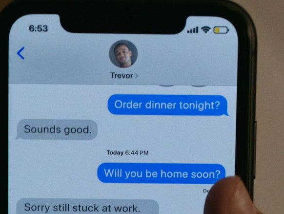 smiley

https://www.reddit.com/r/MovieDetails/comments/1gj61ky/in_smile_2022_the_production_designer_planted/