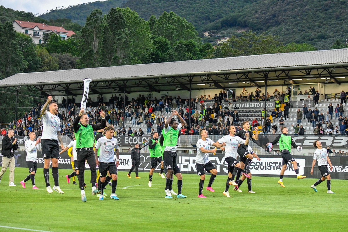 epa10625771 Spezia's soccer players celebrate at the end of the Italian soccer Serie A match Spezia Calcio vs AC Milan at the Alberto Picco stadium in La Spezia, Italy, 13 May 2023. EPA/FABIO FAG ...