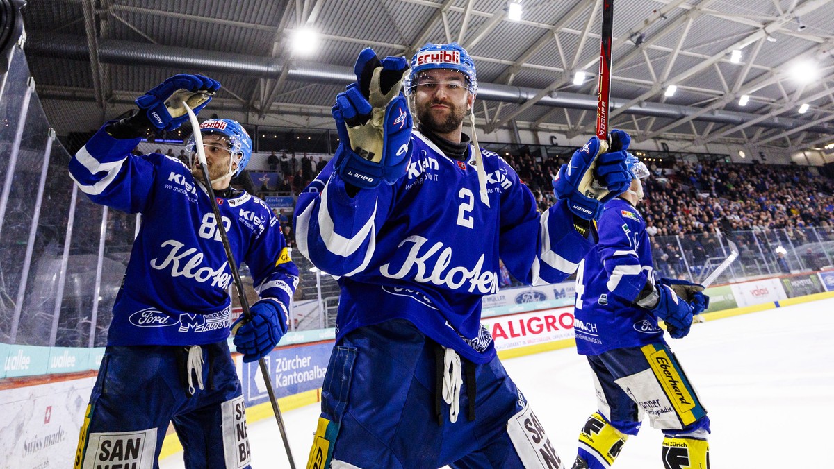 EHC Kloten Verteidiger Rajan Sataric (#82) und Thomas Gregoire (#2) feiern die Playoff-Qualifikation nach dem Play-In Runde 2 Spiel 2 Eishockey-Meisterschaftsspiel der National League zwischen den Tea ...