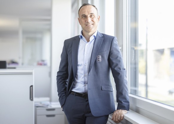 Stefan Schaerer, neu gewaehlter Verbandspraesident des Schweizer Eishockeyverbands SIHF, posiert in der Geschaeftsstelle des Verbands fuer ein Portrait, am Dienstag, 12. September 2023 in Glattbrugg.  ...