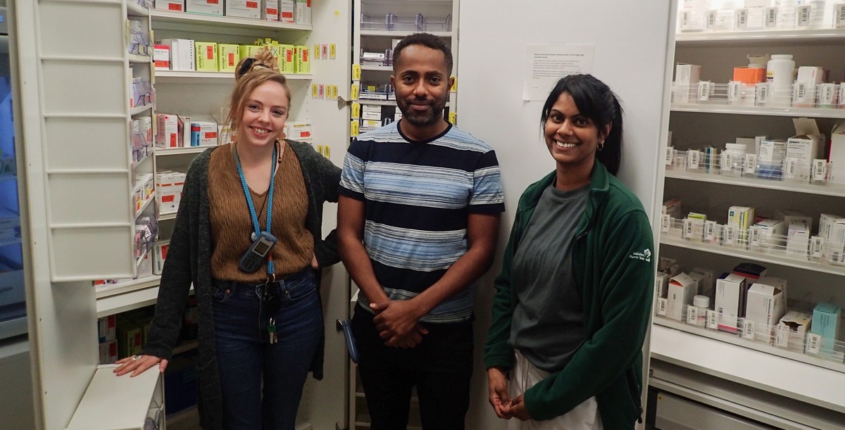 Judith Holdener, Pharmaassistentin, Mohannad Abou Shoak, leitender Arzt und Leela Ritter, medizinische Praxisassistentin arbeiten zusammen im Fachspital Sune-Egge.