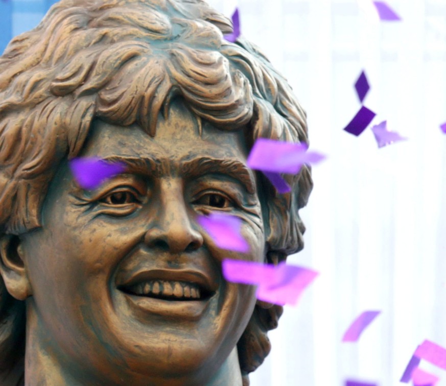 epa06382675 A statue of Argentine retired professional footballer Diego Maradona is unveiled in Calcutta, Eastern India, 11 December 2017. Maradona is on his second visit in India, a three-day tour wh ...