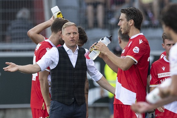 Thuns Cheftrainer Marc Schneider, links, diskutiert mit Simone Rapp im Fussball Meisterschaftsspiel der Super League zwischen dem FC Thun und Servette FC Genf, am Sonntag, 25. August 2019, in der Stoc ...