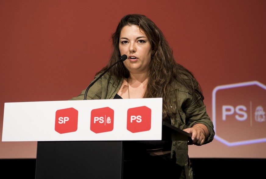 Tamara Funiciello, presidente de la JUSO, parle lors de l&#039;Assemblee des delegues du PS Suisse, SP, ce samedi 24 juin 2017 a Fribourg. (KEYSTONE/Jean-Christophe Bott)